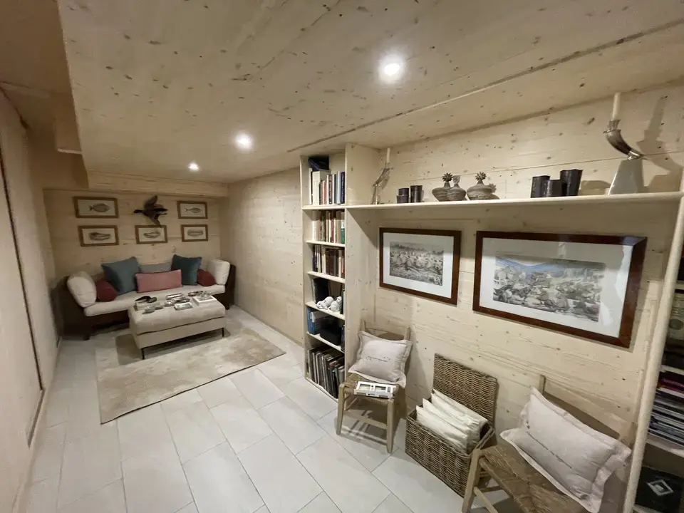 Ausgebauter Kellerraum mit Altholz-Wandverkleidung und indirekter Beleuchtung