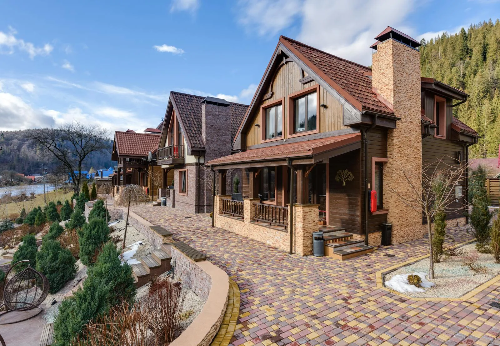 Luxus-Alpenchalet mit traditioneller Holzfassade und Steinkamin